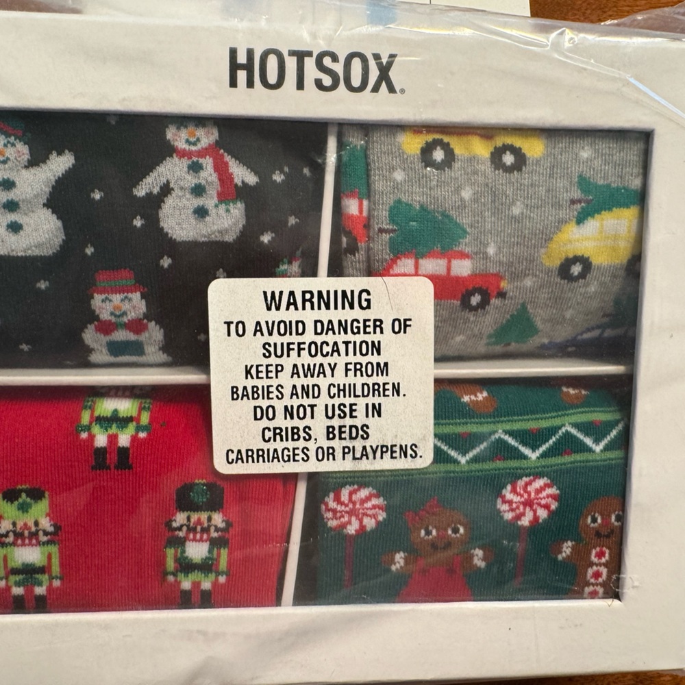 NEW Hot Sox Gift Box 4 Pairs Holiday Christmas Socks Trees Gingerbread Snowman